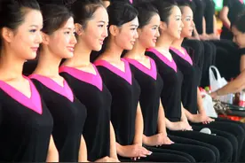 礼仪志愿者：清一色的美女，都是各个大学的校花图片