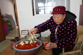 老奶奶用祖传老办法做红豆腐 一年网销三千斤图片