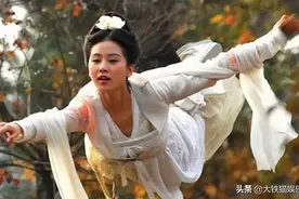 8位女星同是吊威亚，谁动作干净利落，谁笨拙僵硬，差距一目了然图片