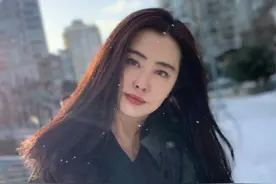 53岁王祖贤罕晒照，乌发红唇意外撞脸林青霞，网友：美人都相同图片