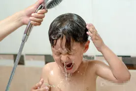 “生活如此刁难，就像给娃洗头”，娃不爱洗头咋办？5招轻松搞定图片