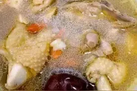 清炖鸡汤，牢记“多放1干4不放”的诀窍，鸡香味浓郁，无腥味！图片