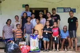 广西老汉梁二：49岁娶19岁妻子，21年生下15子，走红后月入过万图片