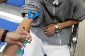 男子深夜放声高歌引起交警注意！他竟说：通融一下，我刚满18岁，明天还要上课图片