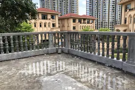 顶楼露台光秃秃水泥地，我上去铺一层防腐木撒上鹅卵石，隔热好看图片