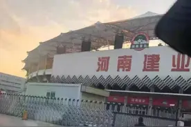 心碎！球迷长跪球队门外，中超改名究竟顺了谁的意？图片