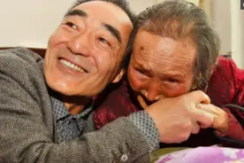儿子照顾90多岁瘫痪妈妈，母亲洗澡嫌害羞，发生奇迹科学难解释图片