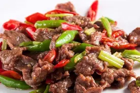 ​炒牛肉：腌制这一步很重要，分享详细做法，牛肉又嫩又香不柴不腥图片
