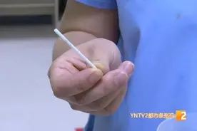 太危险！曲靖2岁男童吃棒棒糖吞下6厘米糖棍图片
