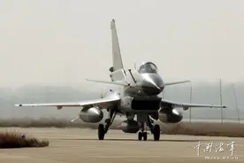 台媒：歼10再飞台湾西南空域，今年大陆军机第13度进入台湾邻近空域图片