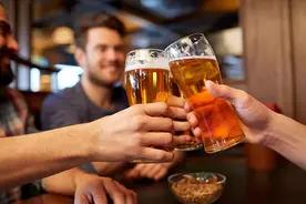 喝啤酒也有“窍门”，学会4招，不涨肚不易醉，真实用图片