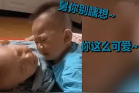 小舅舅午睡醒没找到妈妈大哭，外甥眼含热泪"婴语"安抚：我陪你图片