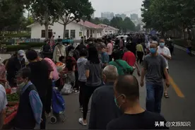 山东省济宁市市区新世纪广场一处便民早市图片