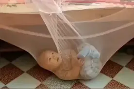 湖北一宝宝掉床，被蚊帐兜住不哭不闹，蚊帐：承受不该承受的重量图片