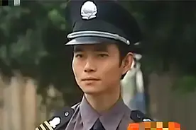 26岁漂亮美国女孩，倒追求婚35岁穷保安：你笑得真好看，咱结婚吧图片