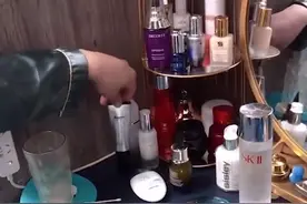 吉林一男子突然问妻子满桌化妆品的价格，听完后表示：挺省的图片