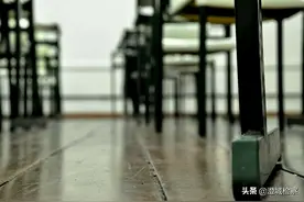 “男生穿高领毛衣，女生披肩长发……”这是想干啥？｜今晚九点半图片