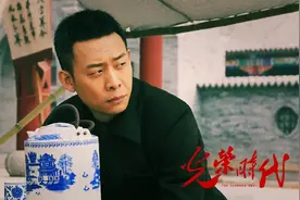 影帝张译帅气登场，街头变装搞情报图片
