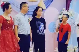 陕西一女子再婚，儿子在仪式上对继父说了这句话，网友看完泪奔图片