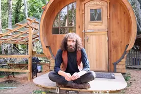 他用废旧材料建12㎡蜗居，在水泥管般的家中住1年，网友：真服了图片