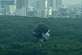 日本东京惊现女巨人头热气球，你们搞艺术的非要搞这么惊悚的吗图片