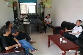 黄昕君到金泉镇墓上村调研指导脱贫攻坚工作图片