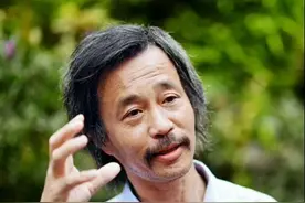 "流浪大师"沈巍现场秀书法，网友称赞：八个字秒杀田英章图片