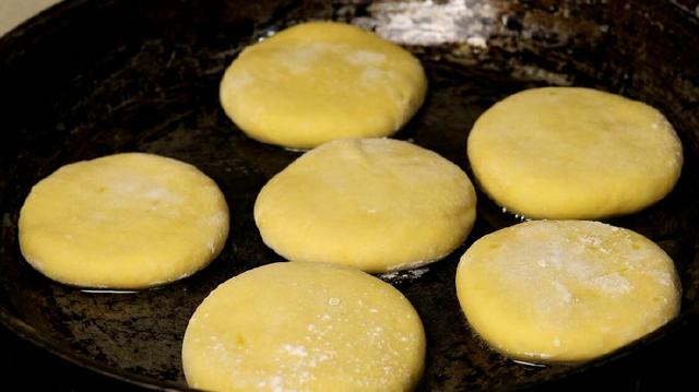 做南瓜饼时，用面粉还是糯米粉？大厨教你正确做法，香甜软糯