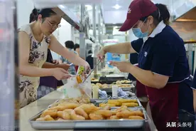 广东大姐卖早餐利用“人的赌性”，月入14万，这个方法很不错图片