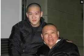 曹云金与郭德纲10年前旧照曝光，网友焦点却放在郭德纲老婆身上图片