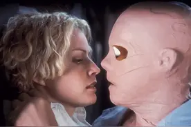 《透明人魔》别人看不见你时，就可以为所欲为的惊悚电影图片