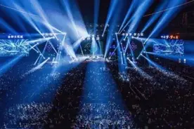 歌手演唱中，带的耳返放的都是什么？为什么那么重要？图片