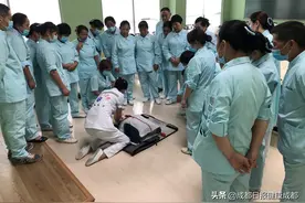 严训220名陪护人员 住院患者终于可以不用家属照顾了图片