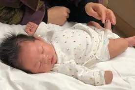 6个月宝宝紧握小手，奶奶察觉不对带去医院检查，医生：太迟了图片