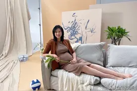 惠若琪孕肚明显躺沙发，大长腿抢镜！颜妮感谢球迷厚爱，一语催泪图片