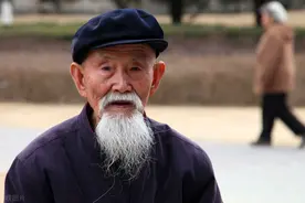 78岁老爷子50年来把白酒当水喝，身体壮如小伙，他妈说刚满月就喝图片