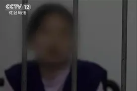 鬼父囚禁女儿，妙龄少女躺在浴缸享受黄鳝浴图片