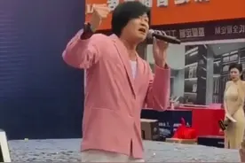 52岁游鸿明现身商演，露天舞台环境简陋，学霸女儿颜值高疑想出道图片