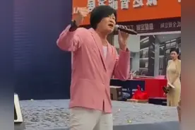 52岁游鸿明现身商演，露天舞台环境简陋，学霸女儿颜值高疑想出道图片