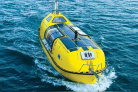 两位外国年轻人改装二手救生艇，带着一只小狗去了北极探险图片