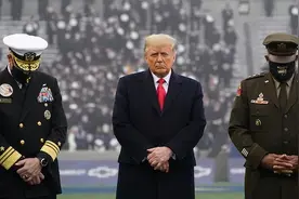 西点军校第60任校长，中将军衔，陪特朗普看球赛大出风头图片