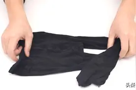 破旧的丝袜扔了，在里面塞一条毛巾，解决家里大麻烦，省钱又好用图片