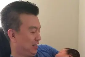 当爸爸还是当爷爷？55岁张泽群怀抱襁褓中婴儿，眼神里都是宠溺图片