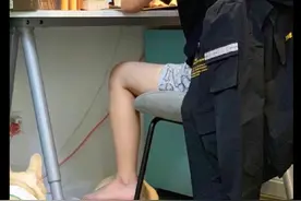 狗狗吐着舌头趴在桌子底下，主人把它当成脚垫，狗：我怕得脚气啊图片