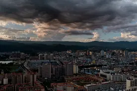 一个抵挡邻国疫情的边陲小城，一夜间发出3万条呼救 | 小巴看一周图片