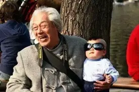“隔代亲”到底有多亲？扑面而来的喜感，笑着笑着就哭了图片