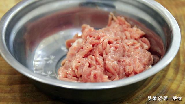 大厨教你水作牛肉丝的家常做法，食材简单，香辣可口，好吃又下饭