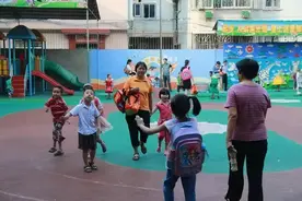 从幼儿园接孩子，早去接和晚去接有什么不同？造就两种不同性格图片