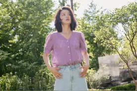 李沁穿香芋紫上衣，搭配牛仔阔腿裤，显瘦显高气质真好图片