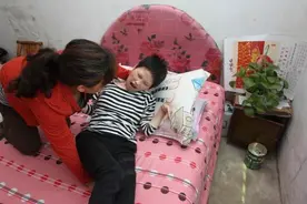 22岁瘫痪女孩意外怀孕，得知真相，妈妈自责落泪图片